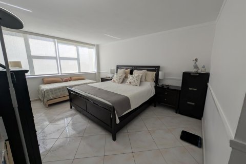 Condo in Hallandale Beach, Florida, 2 bedrooms  № 2242047 - photo 15