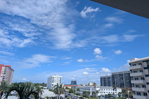 Condo in Hallandale Beach, Florida, 2 bedrooms  № 2242047 - photo 12