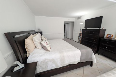 Condo in Hallandale Beach, Florida, 2 bedrooms  № 2242047 - photo 18