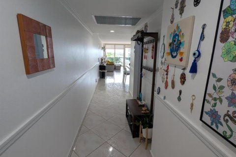 Condo in Hallandale Beach, Florida, 2 bedrooms  № 2242047 - photo 2