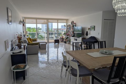 Condo in Hallandale Beach, Florida, 2 bedrooms  № 2242047 - photo 4