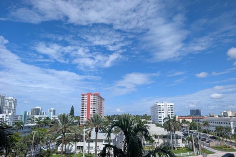 Condo in Hallandale Beach, Florida, 2 bedrooms  № 2242047 - photo 11