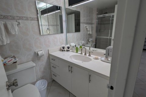 Condo in Hallandale Beach, Florida, 2 bedrooms  № 2242047 - photo 30