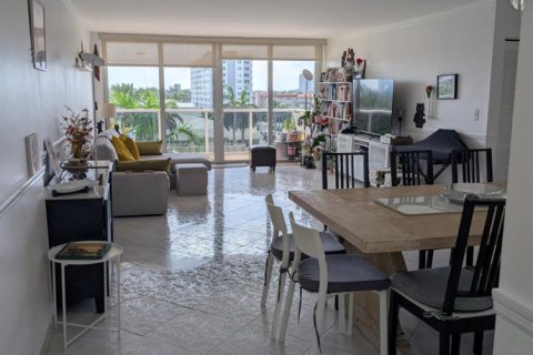 Condo in Hallandale Beach, Florida, 2 bedrooms  № 2242047 - photo 3