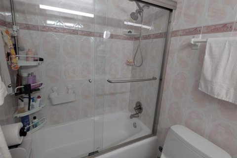 Condo in Hallandale Beach, Florida, 2 bedrooms  № 2242047 - photo 22