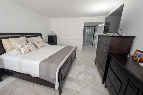 Condo in Hallandale Beach, Florida, 2 bedrooms  № 2242047 - photo 19