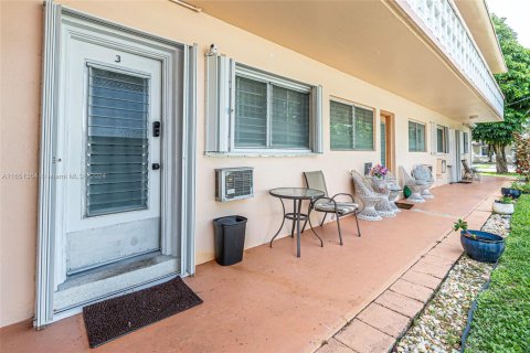 Condo in Hallandale Beach, Florida, 1 bedroom  № 1764411 - photo 24