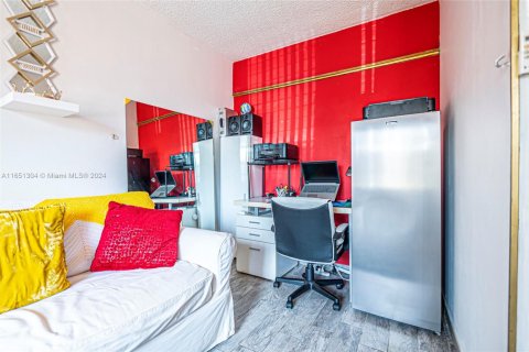 Condo in Hallandale Beach, Florida, 1 bedroom  № 1764411 - photo 18