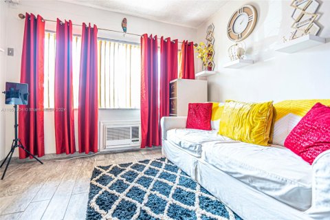 Condo in Hallandale Beach, Florida, 1 bedroom  № 1764411 - photo 15