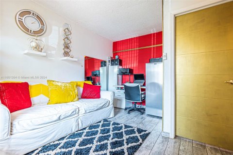 Condo in Hallandale Beach, Florida, 1 bedroom  № 1764411 - photo 17