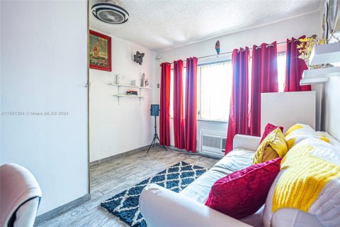 Condo in Hallandale Beach, Florida, 1 bedroom  № 1764411 - photo 16