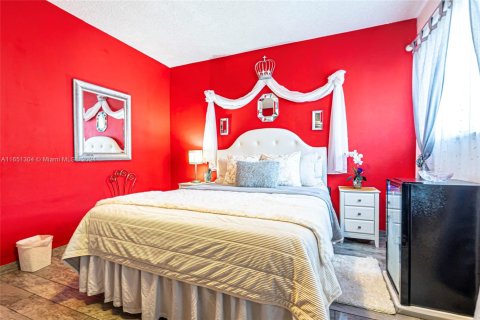 Condo in Hallandale Beach, Florida, 1 bedroom  № 1764411 - photo 1