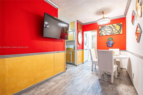 Condo in Hallandale Beach, Florida, 1 bedroom  № 1764411 - photo 9