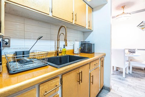 Condo in Hallandale Beach, Florida, 1 bedroom  № 1764411 - photo 23