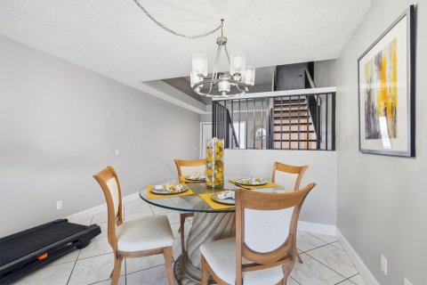 Townhouse in Pembroke Pines, Florida 3 bedrooms, 156.63 sq.m. № 2173728 - photo 8
