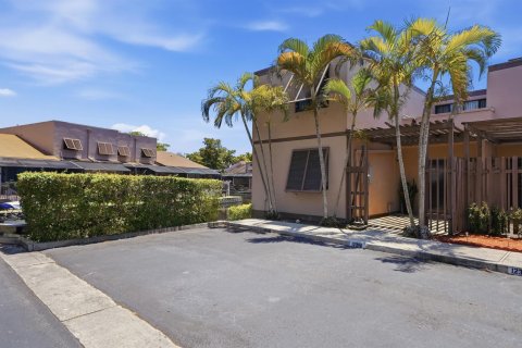 Townhouse in Pembroke Pines, Florida 3 bedrooms, 156.63 sq.m. № 2173728 - photo 2