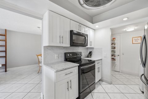 Townhouse in Pembroke Pines, Florida 3 bedrooms, 156.63 sq.m. № 2173728 - photo 16