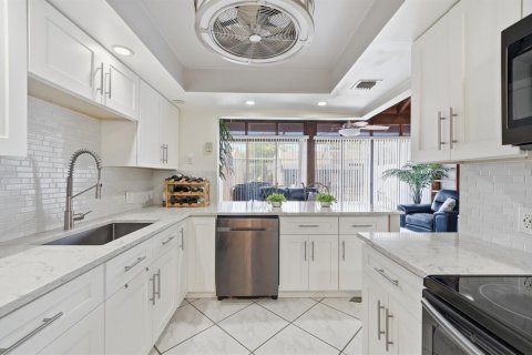 Townhouse in Pembroke Pines, Florida 3 bedrooms, 156.63 sq.m. № 2173728 - photo 17