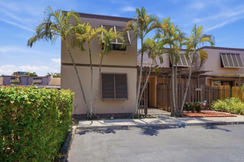Townhouse in Pembroke Pines, Florida 3 bedrooms, 156.63 sq.m. № 2173728 - photo 3