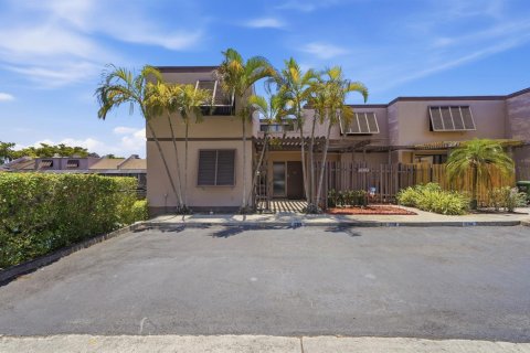 Townhouse in Pembroke Pines, Florida 3 bedrooms, 156.63 sq.m. № 2173728