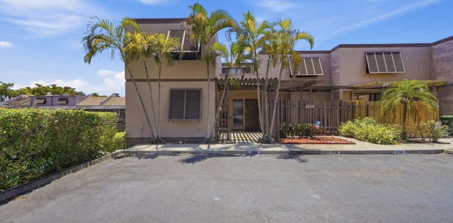 Townhouse in Pembroke Pines, Florida 3 bedrooms, 156.63 sq.m. № 2173728