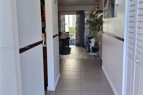 Condo in Lauderhill, Florida, 2 bedrooms  № 1752837 - photo 3