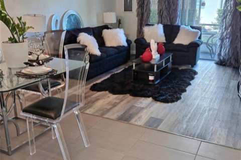 Condo in Lauderhill, Florida, 2 bedrooms  № 1752837 - photo 10