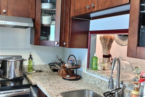 Condo in Lauderhill, Florida, 2 bedrooms  № 1752837 - photo 6