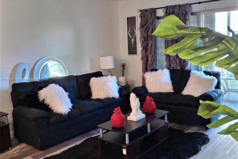 Condo in Lauderhill, Florida, 2 bedrooms  № 1752837 - photo 13