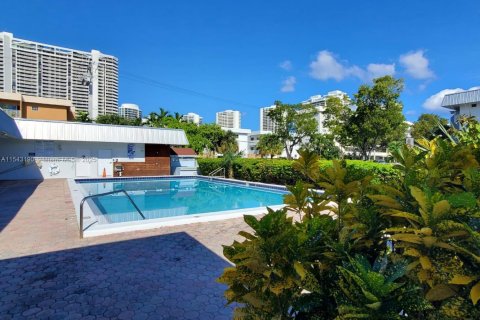 Condominio en venta en North Miami Beach, Florida, 1 dormitorio, 75.44 m2 № 1071054 - foto 21