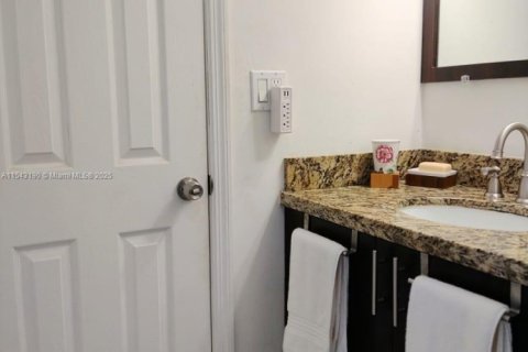 Condominio en venta en North Miami Beach, Florida, 1 dormitorio, 75.44 m2 № 1071054 - foto 17