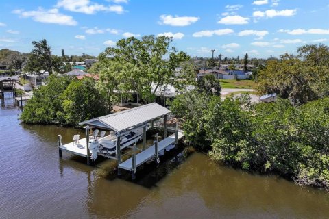 House in Ruskin, Florida 2 bedrooms, 101.45 sq.m. № 1723887 - photo 1