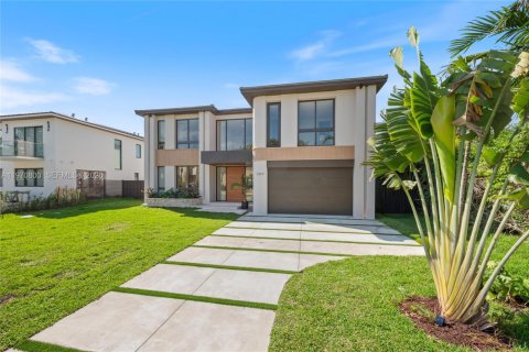 Дом в Майами, Флорида 5 спален, 362.69м2 № 2050357