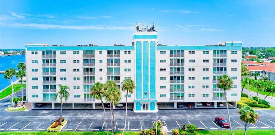 Condominio en Largo, Florida, 1 dormitorio № 1901594