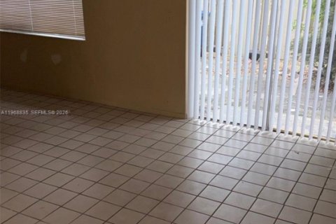 Condo in Lauderhill, Florida, 2 bedrooms  № 2031745 - photo 2