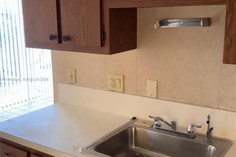 Condo in Lauderhill, Florida, 2 bedrooms  № 2031745 - photo 5