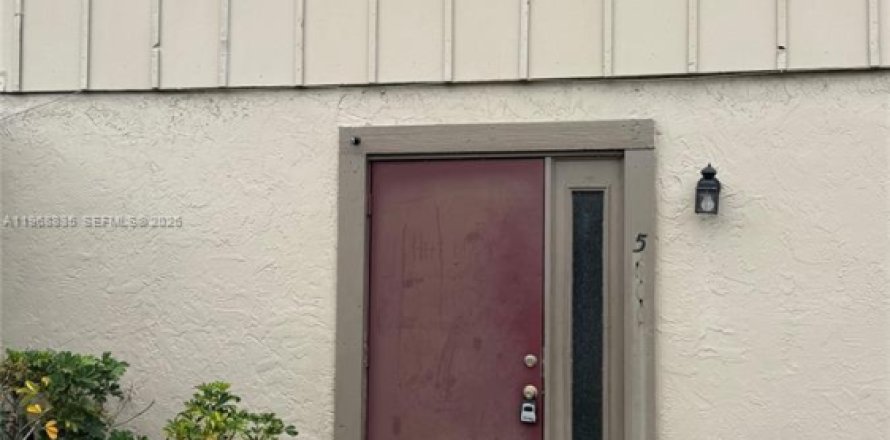 Condo in Lauderhill, Florida, 2 bedrooms  № 2031745