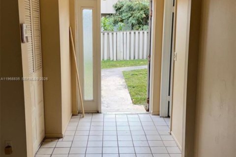 Condo in Lauderhill, Florida, 2 bedrooms  № 2031745 - photo 3