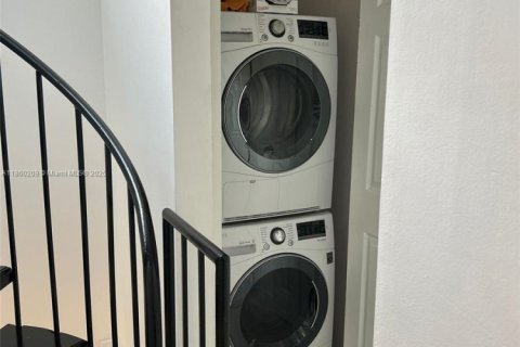 Adosado en alquiler en Miami, Florida, 2 dormitorios, 89.19 m2 № 1890386 - foto 1