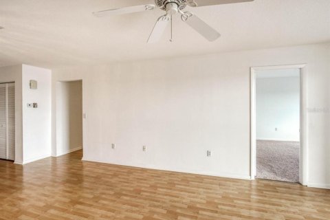 Condo in New Port Richey, Florida, 2 bedrooms № 2109177 - photo 15