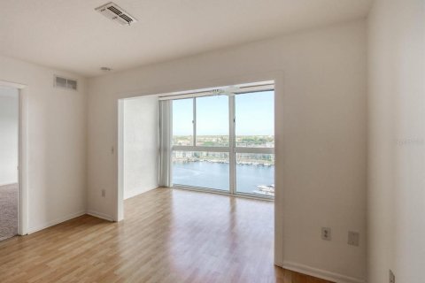 Condo in New Port Richey, Florida, 2 bedrooms № 2109177 - photo 17