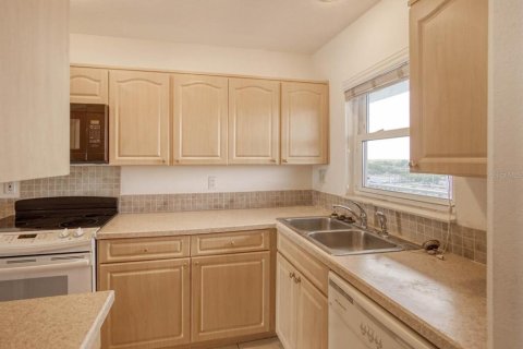Condo in New Port Richey, Florida, 2 bedrooms № 2109177 - photo 8