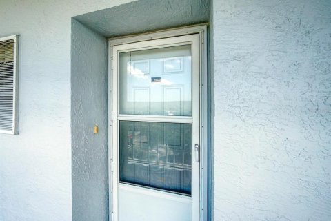 Condo in New Port Richey, Florida, 2 bedrooms № 2109177 - photo 5