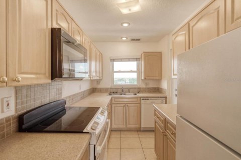 Condo in New Port Richey, Florida, 2 bedrooms № 2109177 - photo 9