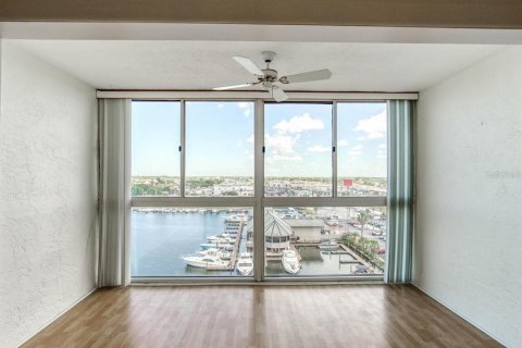 Condo in New Port Richey, Florida, 2 bedrooms № 2109177 - photo 19
