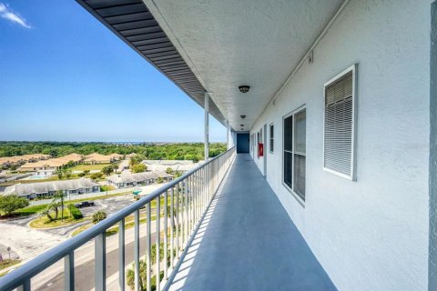 Condo in New Port Richey, Florida, 2 bedrooms № 2109177 - photo 3