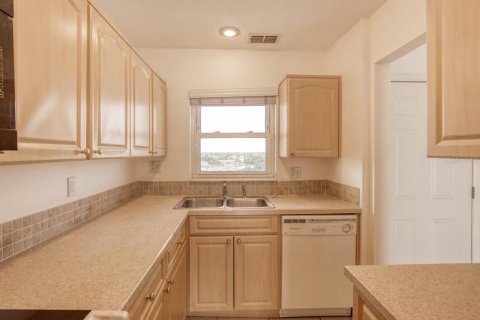 Condo in New Port Richey, Florida, 2 bedrooms № 2109177 - photo 12