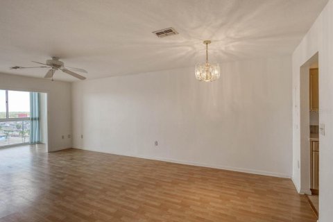 Condo in New Port Richey, Florida, 2 bedrooms № 2109177 - photo 13