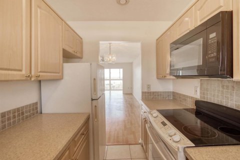Condo in New Port Richey, Florida, 2 bedrooms № 2109177 - photo 11