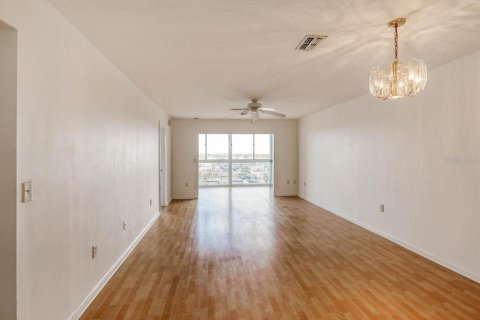 Condo in New Port Richey, Florida, 2 bedrooms № 2109177 - photo 6